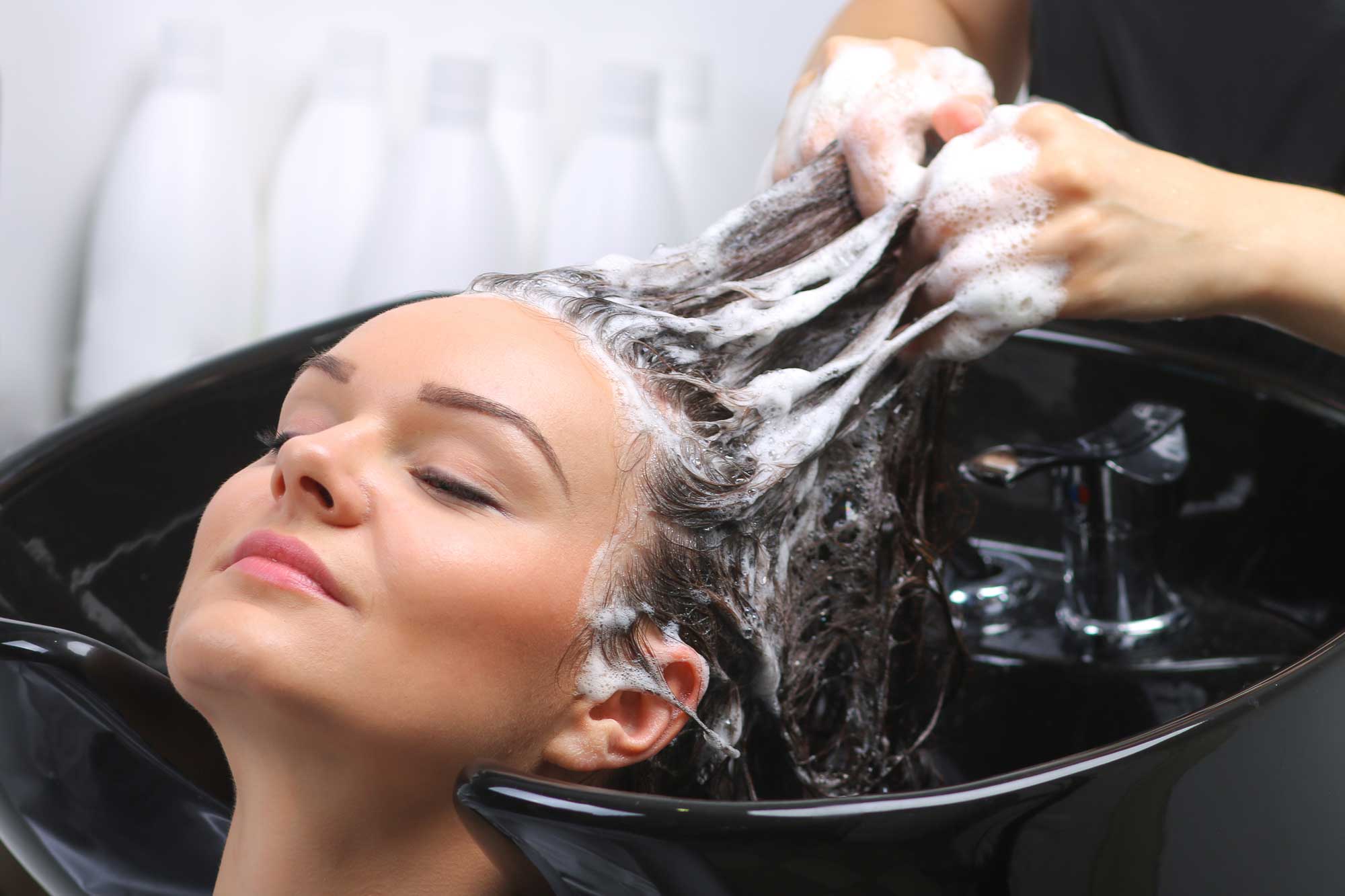女人有头发洗 — 图库照片©DimaBaranow＃163527572